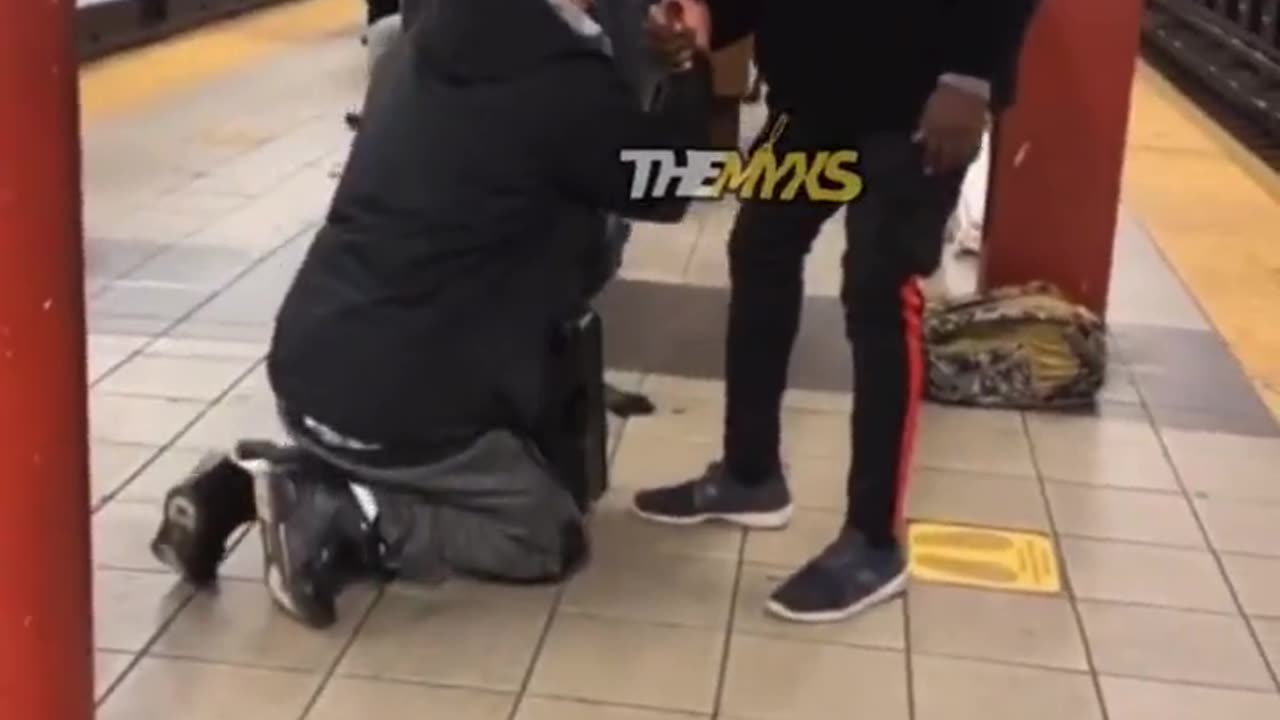 Street Fights in NYC: The City's 'Kindest' Gestures Caught on Camera"