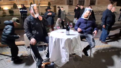 Rama e Balluku 'shfaqen' në bulevard me shishe vere 33 mije euro/ Gjetja e veçantë e protestuesve