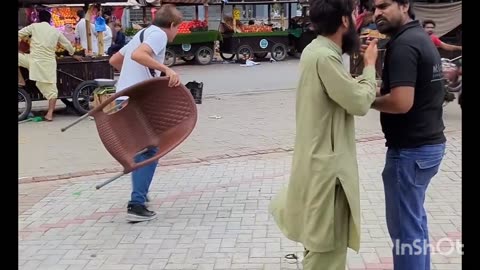 "کیلا چور کا مزاحیہ انجام 😂 | Funny Banana Prank in Public"