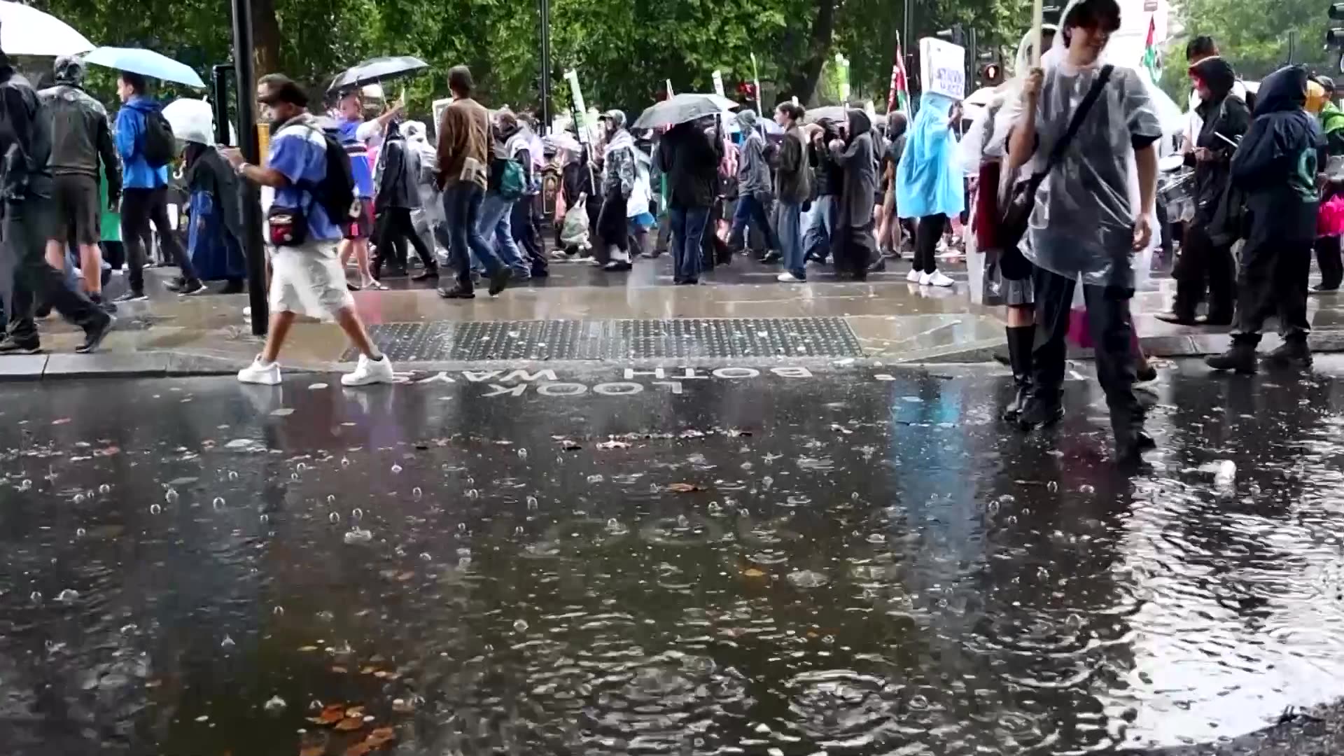 Crowds march through heavy rain in London to support Palestinians