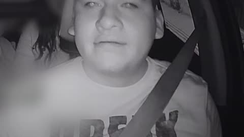 Una chica abandona a su amiga borracha en el taxi