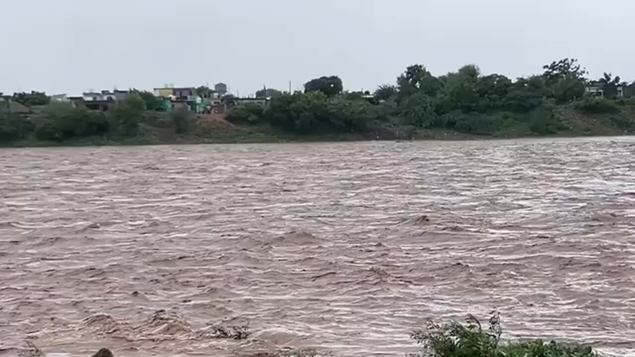 Pakistan evacuates more than 100,000 as India releases water from dams