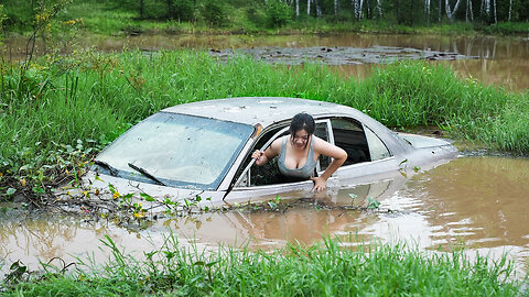 Girl Restores 1995 Mitsubishi GALANT That Was Lying In A Swamp For Years, Part 1