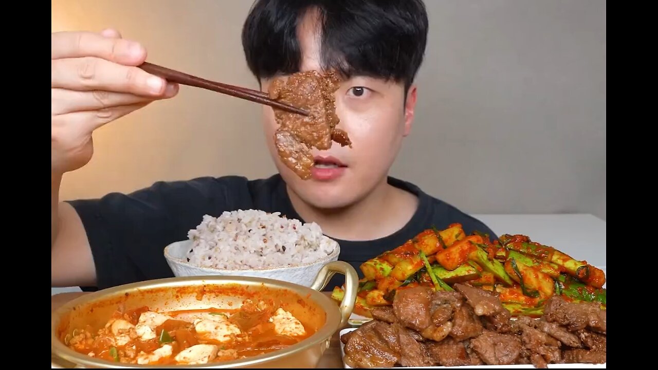 Braised spareribs, kimchi stewed tofu, cucumber kimchi, a simple meal