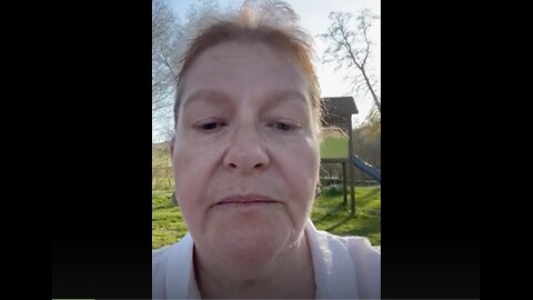 Karin und Vivien warten auf die unterschlagenen Gelder