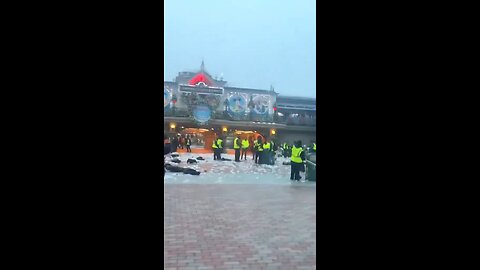 🇫🇷Disneyland Paris was littered with trash after cleaning workers went on