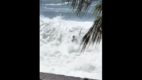 BEACHGOER🛟🏊‍♂️🏝️🌊🏊‍♂️📸BARELY ESCAPES GIANT SEA WAVE🏖️🌊🏄‍♂️💫