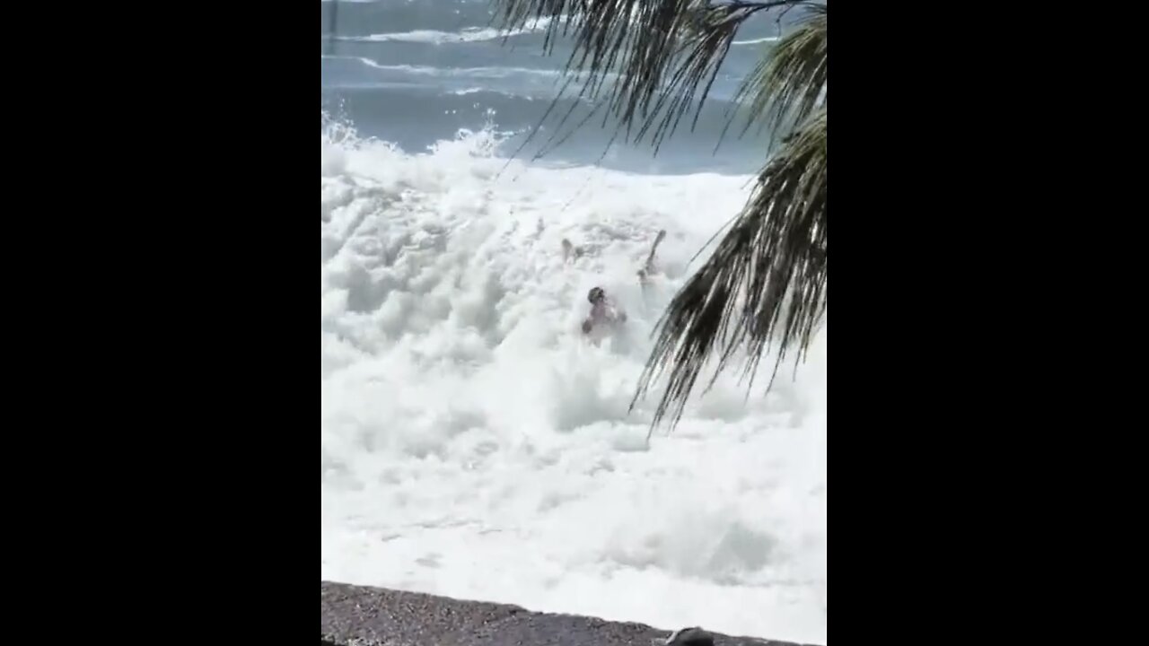 BEACHGOER🛟🏊♂️🏝️🌊🏊♂️📸BARELY ESCAPES GIANT SEA WAVE🏖️🌊🏄♂️💫