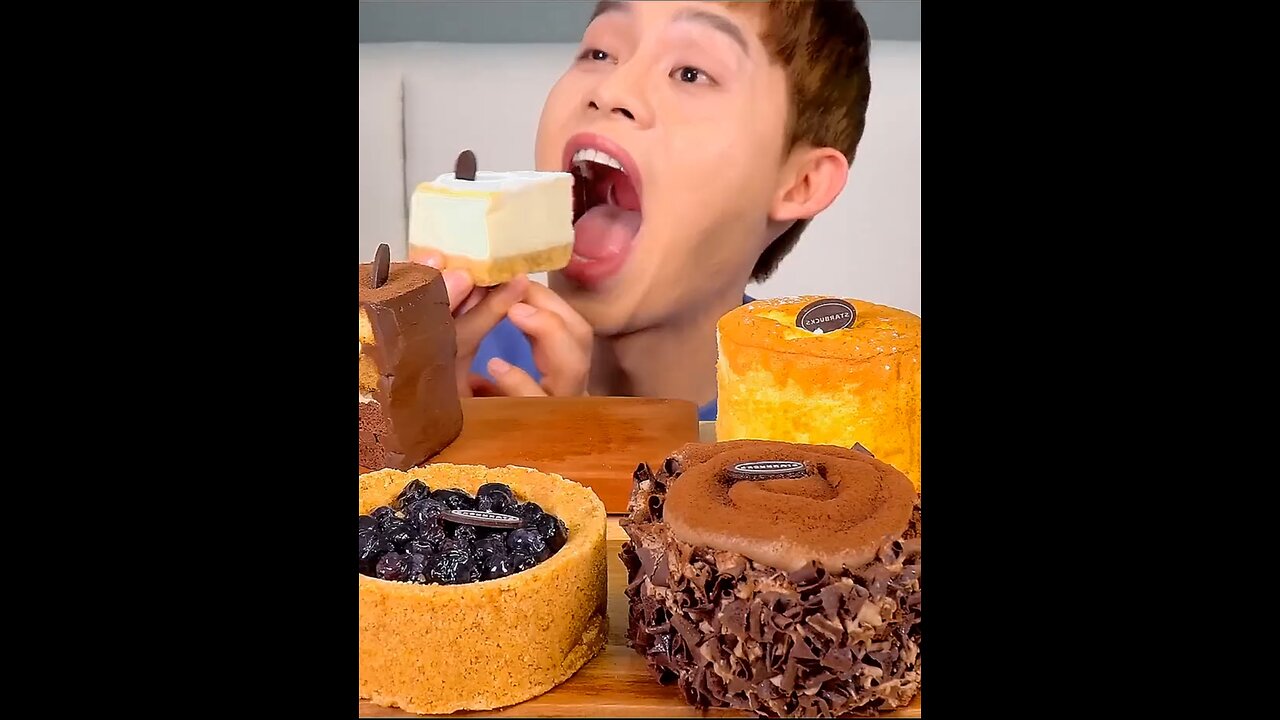 Starbucks dessert small cake, juice