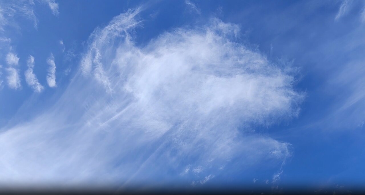 3.4.2025: Weird clouds(?), sun halo, white trails
