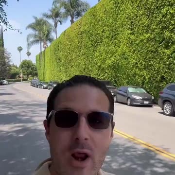 This realtor shares "The Great Wall of Bezos".