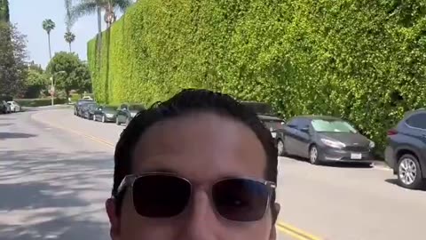 This realtor shares "The Great Wall of Bezos".