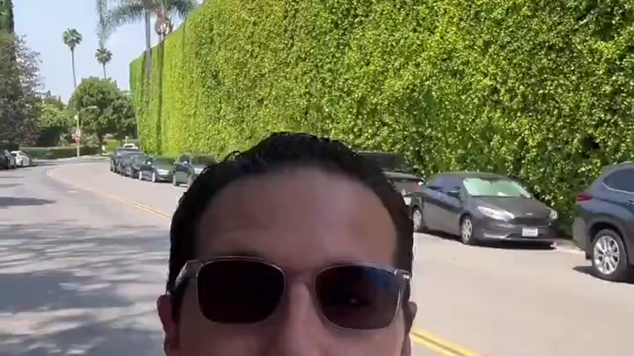 This realtor shares "The Great Wall of Bezos".