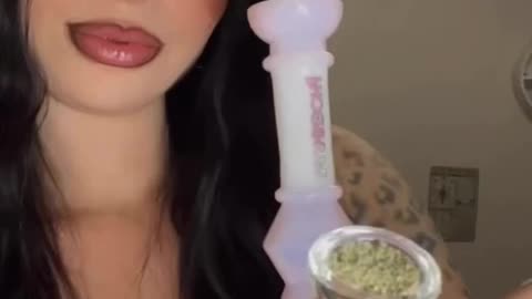 How does the Phoenix Star Glycerin Bong with A Row of Freezable Balls work?
