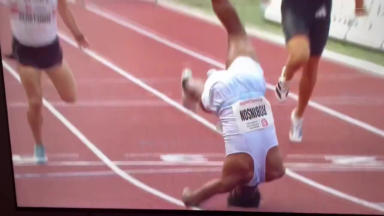 Dude's Huge PEN15 falls out as he wins race with PB!