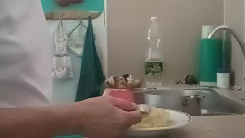 Me regalan un paquete de papa instantánea e intento hacerlo