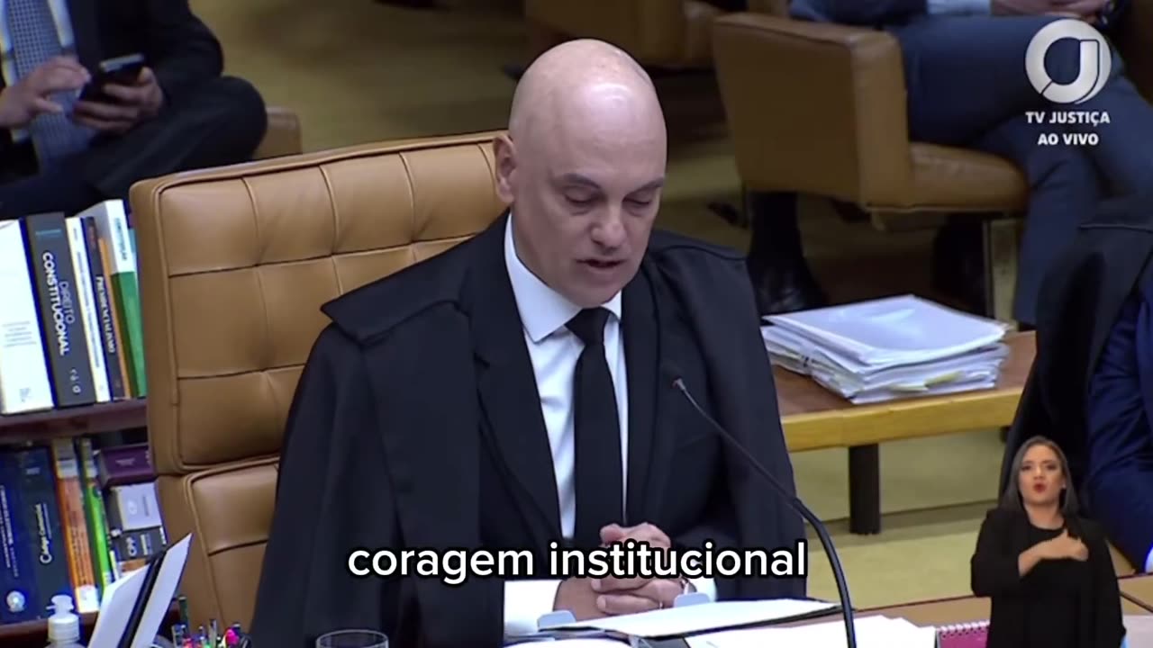 O discurso que o ministro Nazista de Moraes acaba de fazer, carregado de adjetivos e raiva, soa como um verdadeiro “chamado à guerra” dirigido aos demais ministros. Ele deixa claro que não pretende recuar — e que espera o mesmo dos colegas