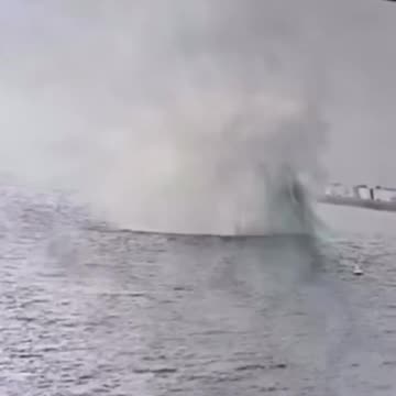 TRAGEDY, impressive video of the moment a US Navy plane.