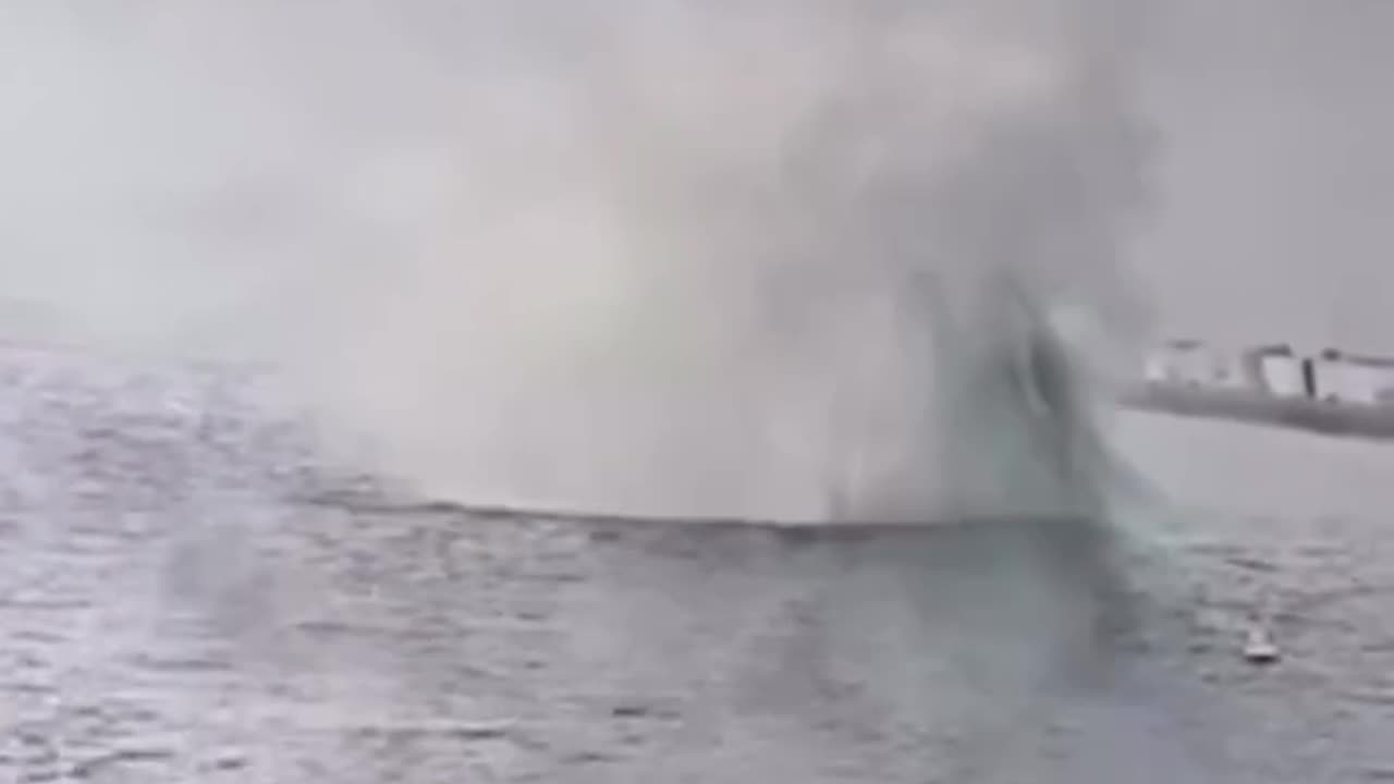 TRAGEDY, impressive video of the moment a US Navy plane.