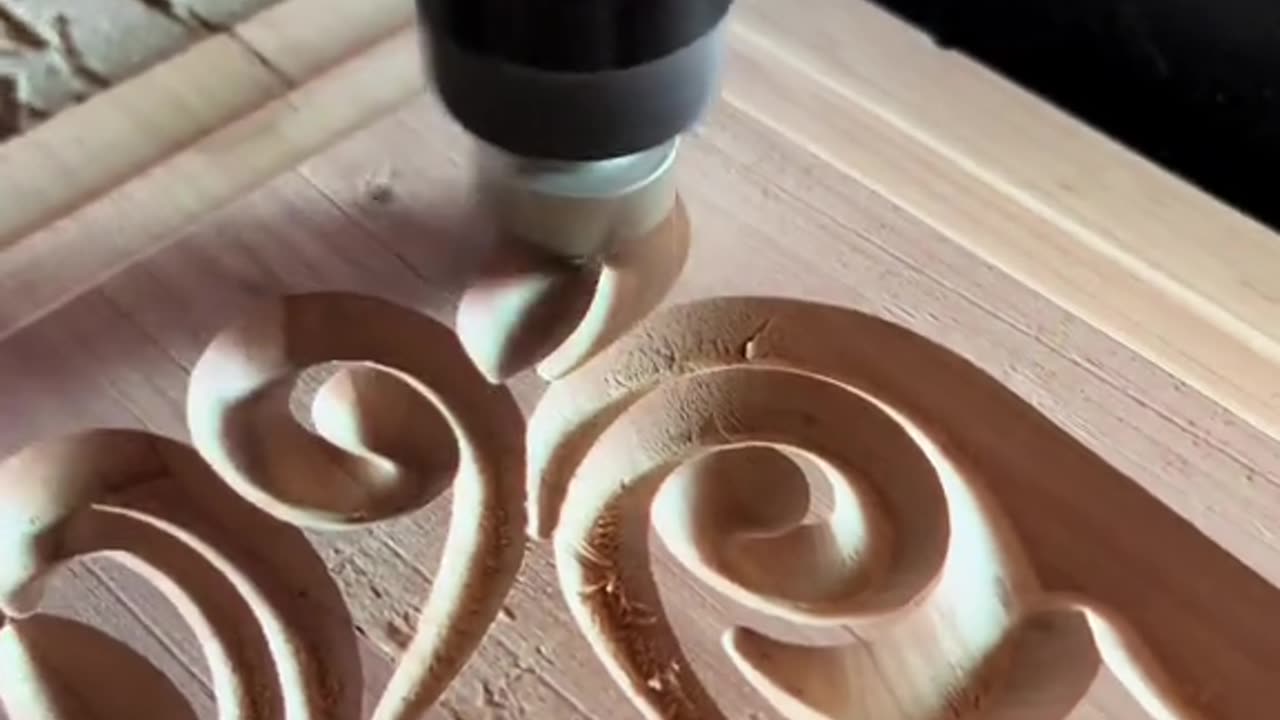 Wood Carving Machine Makes Design