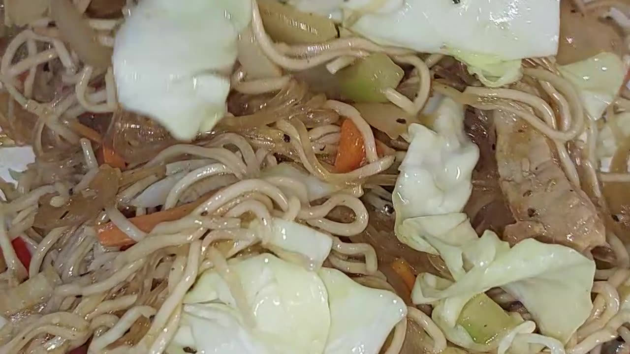 Panlasang Pinoy! Pancit Canton at Sotanghon #AmazeGlaze #MadiskartengNanay #HealthyRecipes