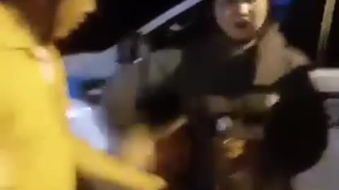 CÔNAN ĐÁNH VÀO MŨI ĐỨA TRẺ.