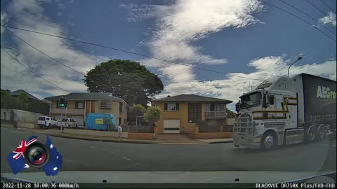 Aussiecams - 50T and coming through! Not stopping for anyone 🚦