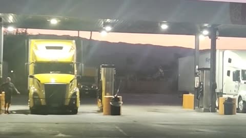YALL DONT BE THIS GUY #ourtruckinglife #reallifetruckers #atruckerslife #truck #trucker #truckdriver