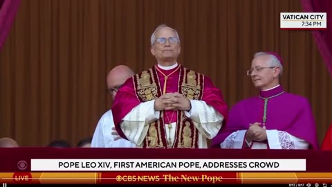 Đức Giáo hoàng Leo XIV đọc bài phát biểu đầu tiên của mình trên ban công tại Vatican.
