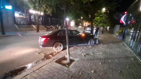 Aksident në Bllok gjatë natës – makina përfundon mbi trotuar dhe përplaset me pemën