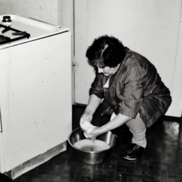 Estrid Dahlström städar på Kungsgatan 5 i Landskrona