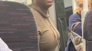 African woman lashes out Chinese: "You eat cockroaches!" Who knows what they eat in Africa.