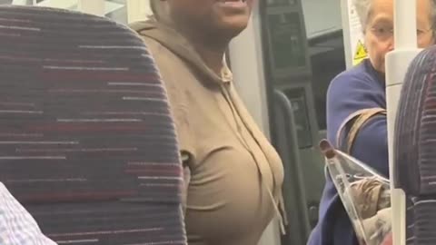 African woman lashes out Chinese: "You eat cockroaches!" Who knows what they eat in Africa.