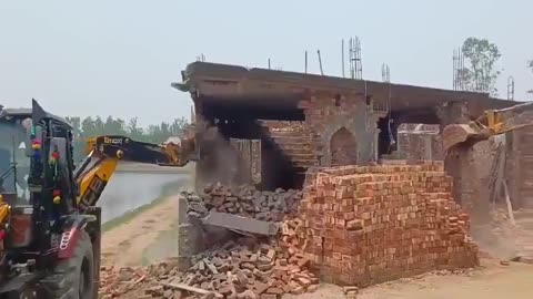 অনুমতি না থাকা'র অজুহাতে একটি নির্মাণাধীন মসজিদ গুঁড়িয়ে দিয়েছে জেলা প্রশাসন।