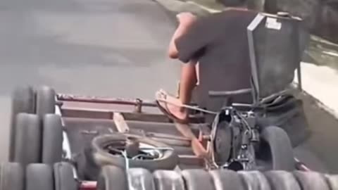 Carro feito com algumas sobras e muita criatividade