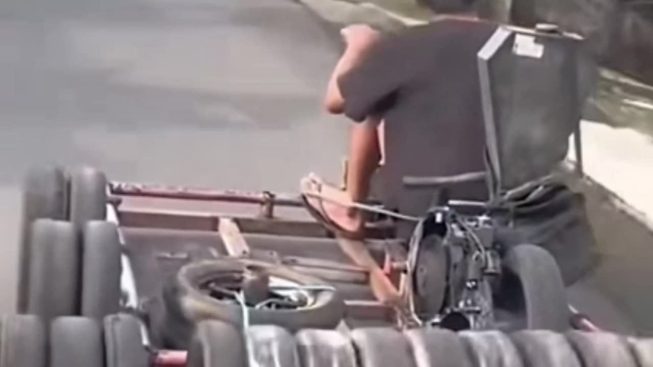Carro feito com algumas sobras e muita criatividade