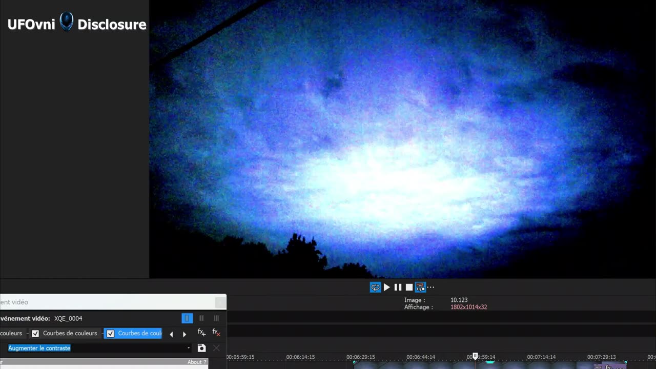 Les cercles de lumières clignotantes bizarre sur les nuages