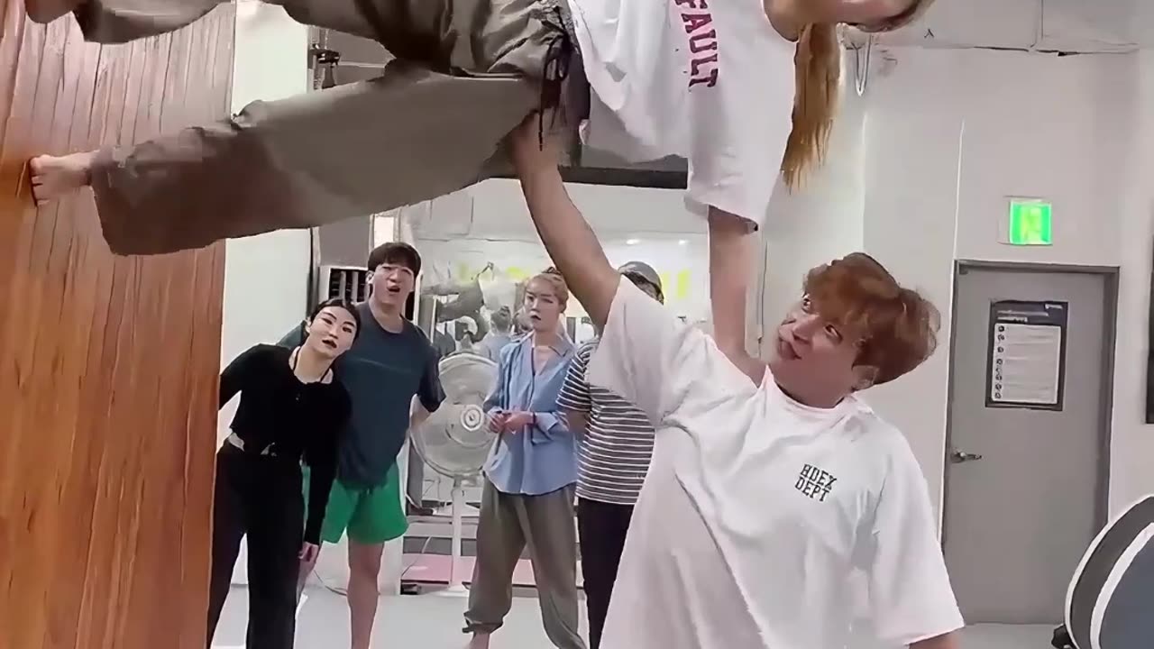 Acrobat Teens High-difficulty two-player cooperation challenge