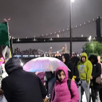 Vigilia en Nueva York para la cadete mexicana y el marino mexicano del Buque Cuauhtémoc.