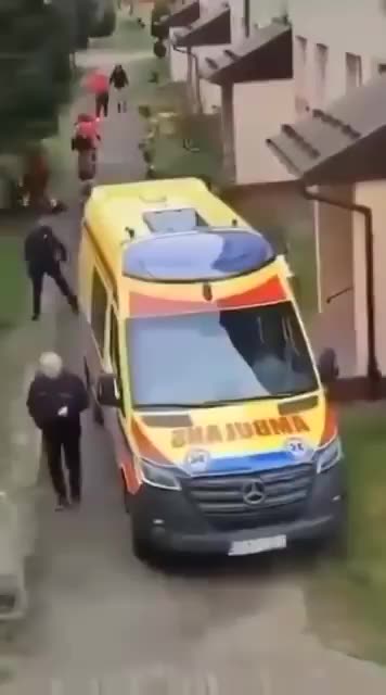 Policjanci i strażak zostali zaatakowani ostrym narzędziem podczas interwencji