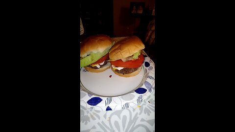 Eating Simple Truth Grass Fed And Finished Natural Ground Beef Patties, Dbn, MI, 12/1/25