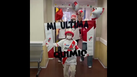 Así fue la celebración de una familia por la última quimio de su hijo
