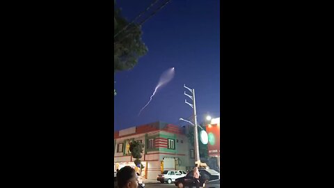 🇮🇷🇮🇱 Iranian missile en route to Israel.