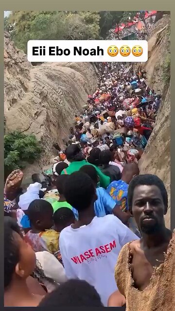 In Ghana, thousands of people are rushing to take their places in the «arks»