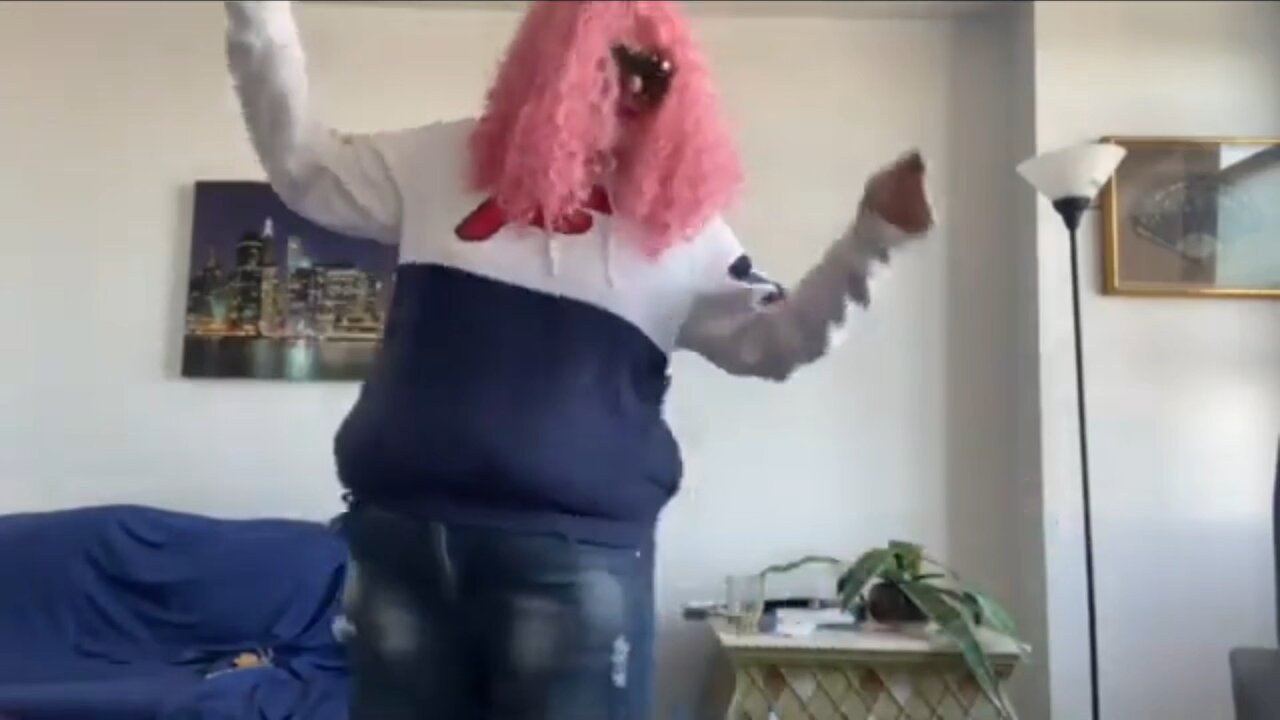 hussy jiggling his fat