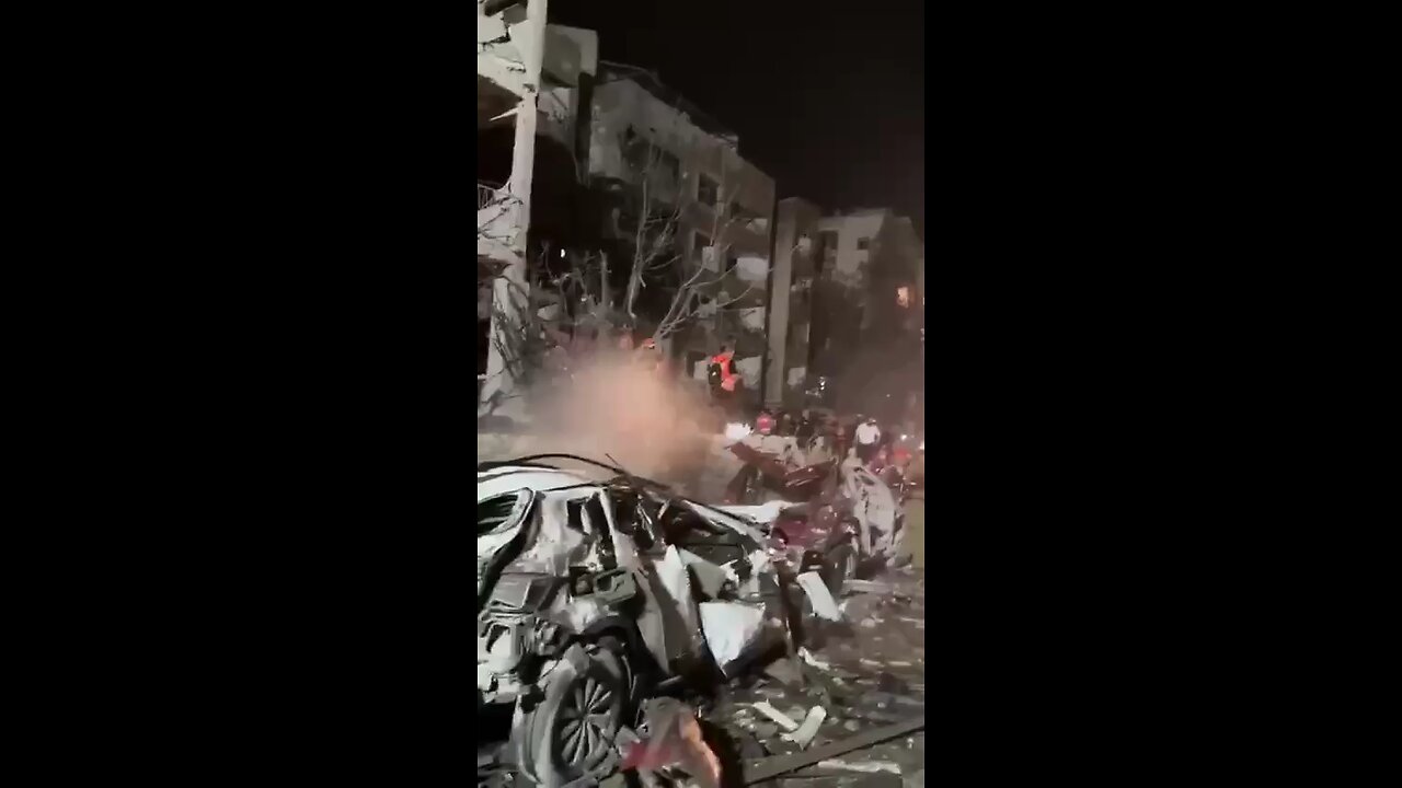 The impact of Iranian missiles on Tel Aviv results in massive destruction.