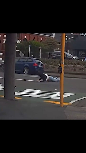 Viento feroz empuja hacia la carretera a una mujer