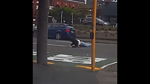 Viento feroz empuja hacia la carretera a una mujer