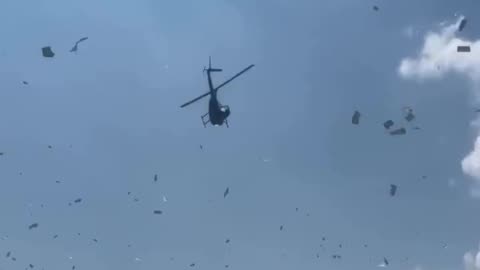 Detroit man had $5000 in cash raining down from a helicopter as his last wish 🚁💵💵💵💵💵