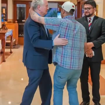 Chris Van Hollen meets with Kilmar Abrego Garcia in El Salvador
